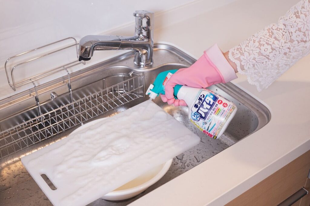 驚きの効果！「キッチンハイター」の消臭力を徹底解説！排水口の臭いもスッキリ解消する使い方