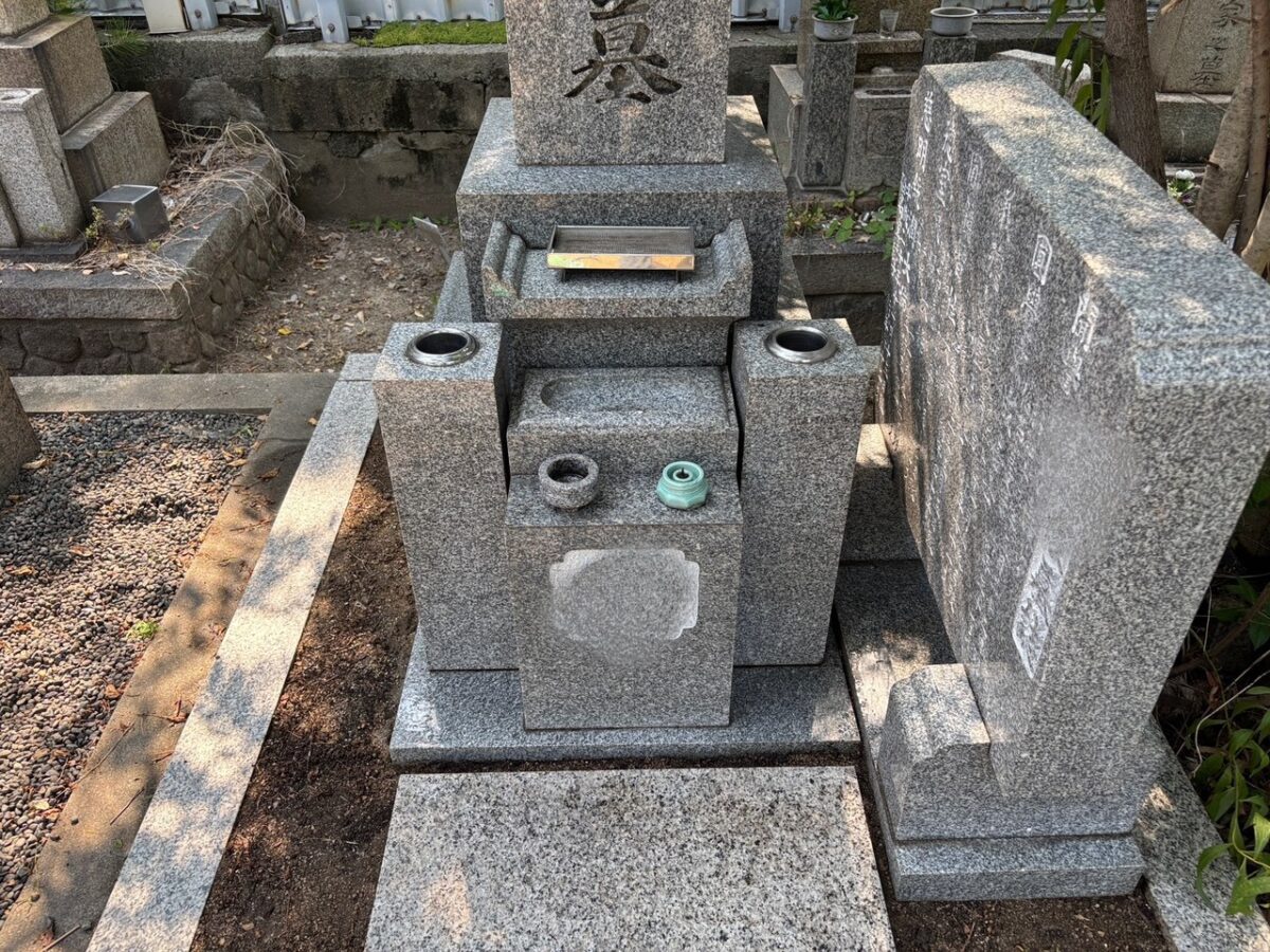 雑草除去と墓石洗浄を終えた神戸市東灘区のお墓のきれいな仕上がり