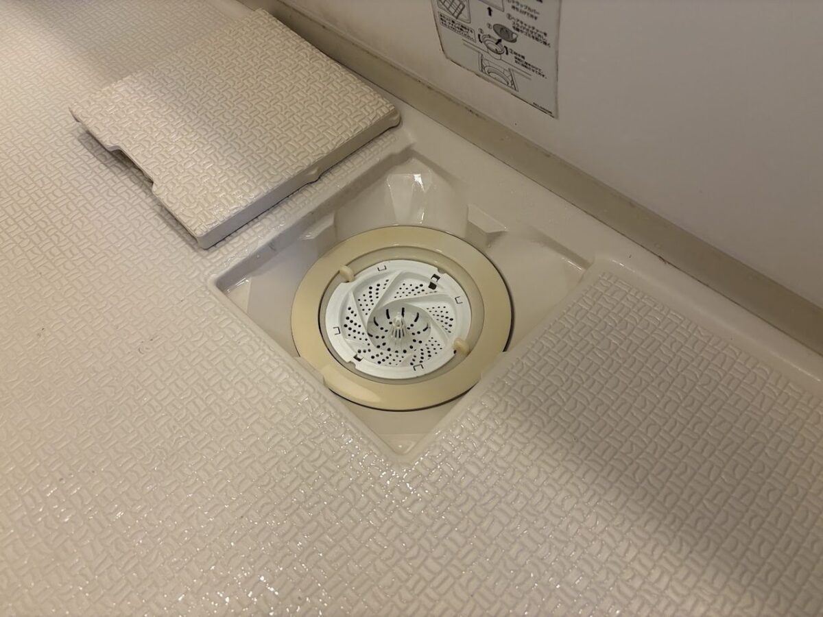 髪の毛や汚れを取り除いてきれいになった浴室排水口