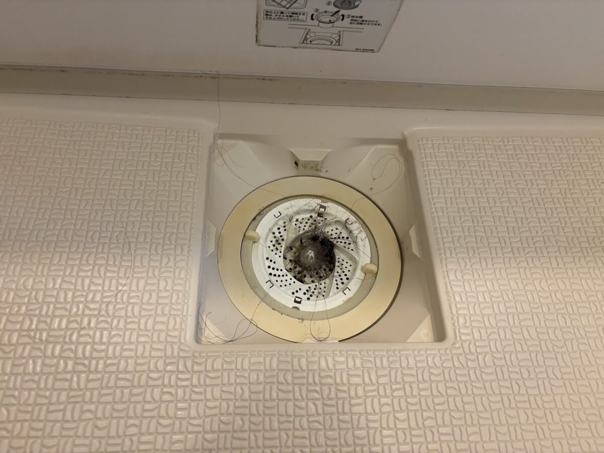 髪の毛が絡まって詰まった浴室排水口のゴミ受け