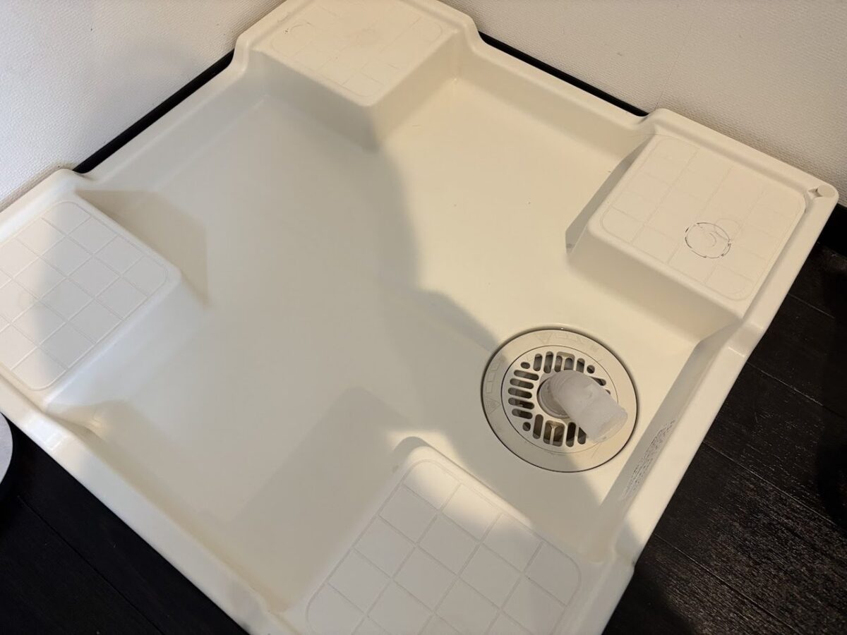 掃除後に白くきれいになった洗濯機の防水パン