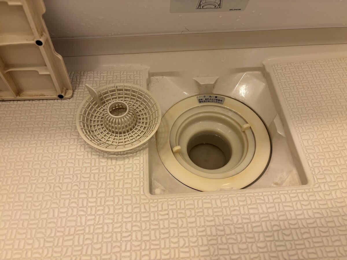 受け皿と周辺を洗浄した清掃後の浴室排水口