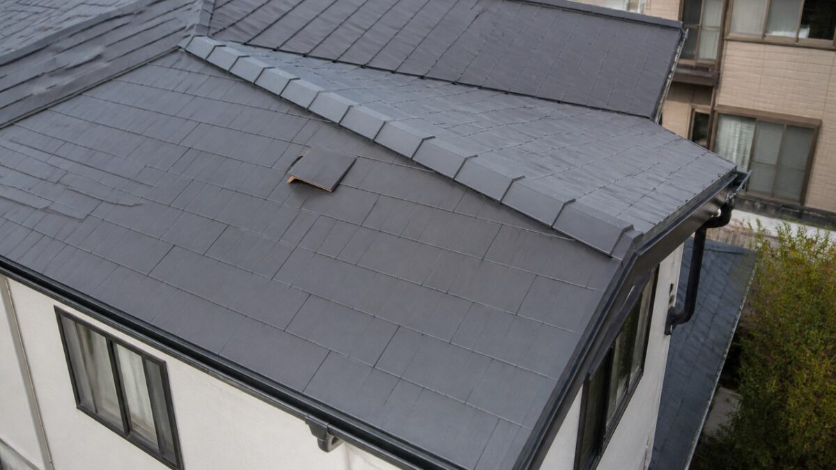 ドローンカメラで瓦と棟板金と雨どいの外観を撮影するイメージ