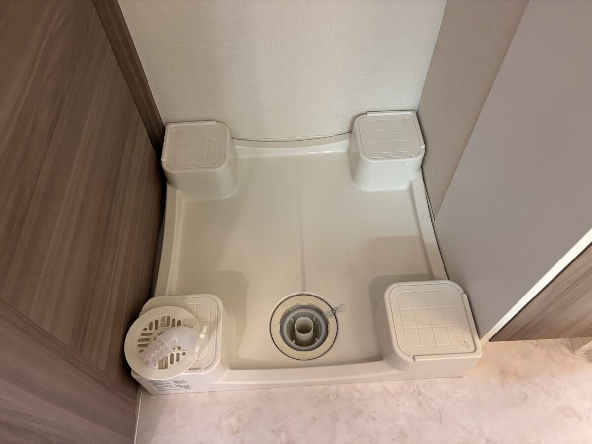 防水パンと排水部品を清掃した後の洗濯機置き場
