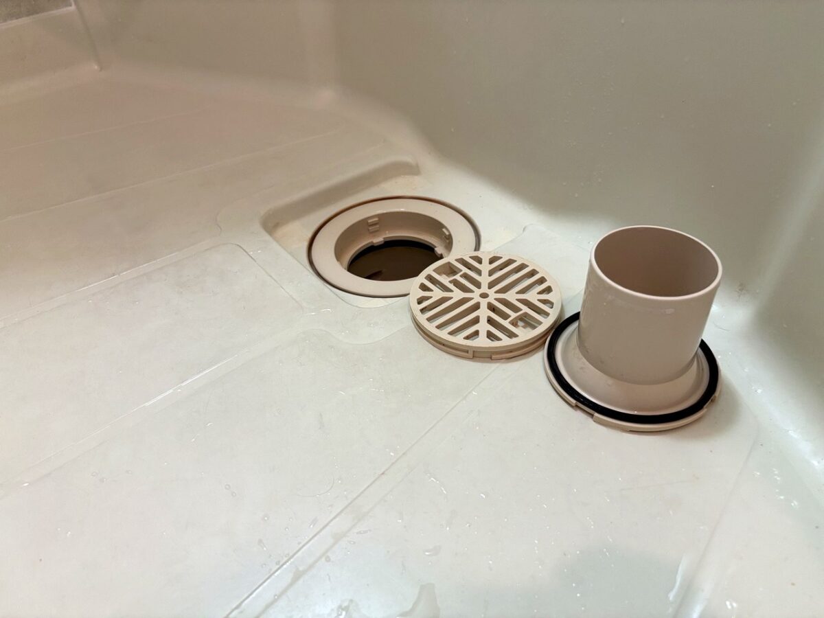 浴室排水口のパーツをすべて分解して並べた状態
