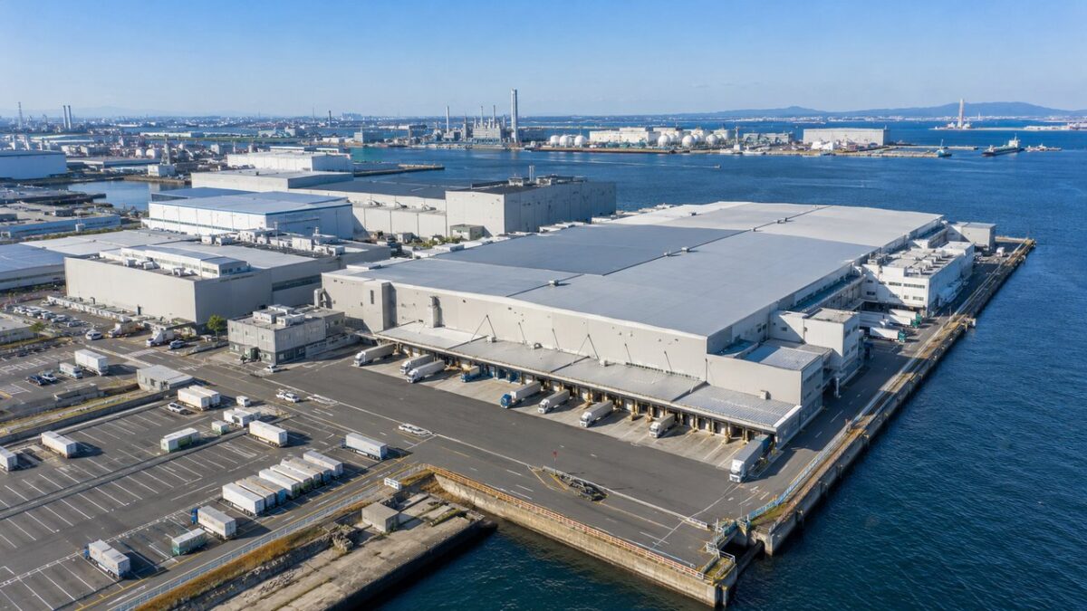ドローンで上空から撮影した湾岸の工場・物流倉庫の敷地全景のイメージ